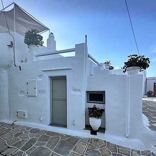 Η πλακόστρωτη αυλή του δωματίου Ερμής