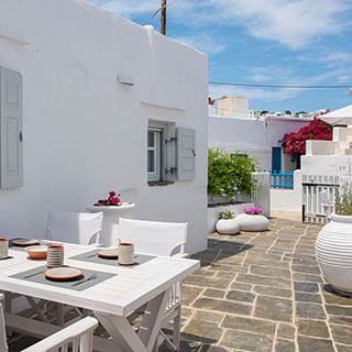 Εξωτερικοί χώροι στο Apollonion House στη Σίφνο