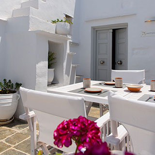 Εξωτερικοί χώροι στο Apollonion House στη Σίφνο