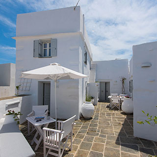 Εξωτερικοί χώροι στο Apollonion House στη Σίφνο