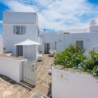 Πλακόστρωτες αυλές στο Apollonion house στη Σίφνο
