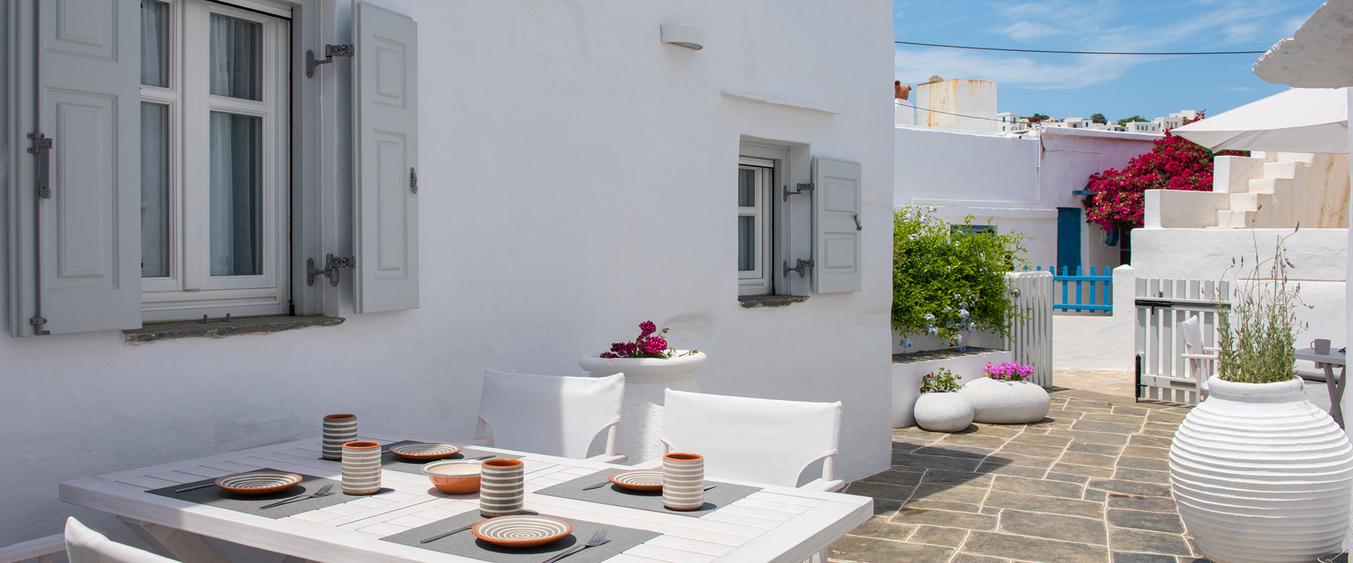 Εξωτερικοί χώροι στο Apollonion house στη Σίφνο