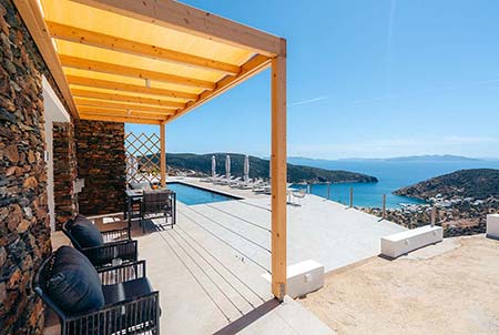 Βεράντα με θέα στη θάλασσα και στην πισίνα