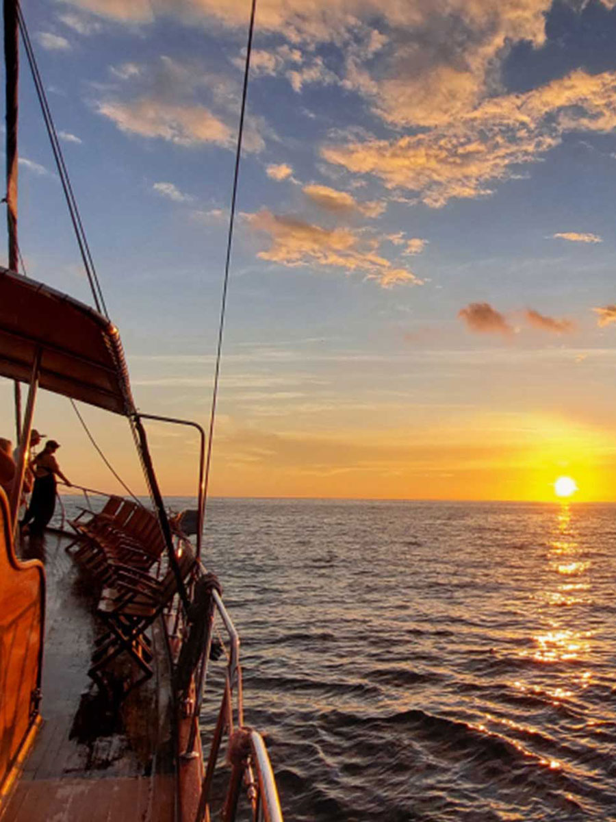 Sunset cruise in Sifnos