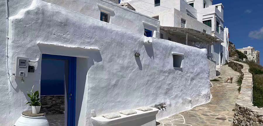 Χτιστός καναπές στο πλακόστρωτο