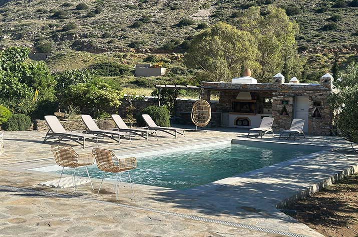 Η πισίνα στον κήπο του Villa River στη Σίφνο